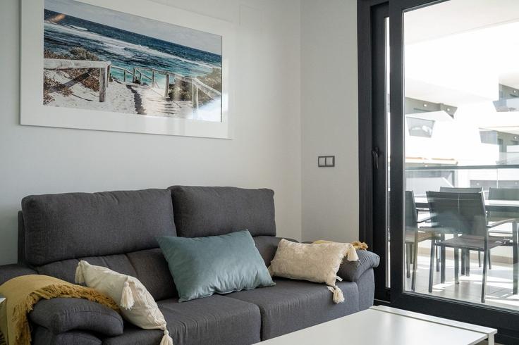 Elegant gestaltetes Wohnzimmer mit moderner Einrichtung in einer Wohnung im Building Carrer Bahia - united-renters - 1346635 in Arenals del Sol, Arenals del Sol