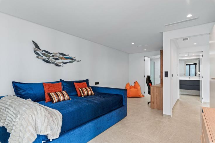 Sala de estar elegantemente projetada com móveis modernos em um apartamento no Building Carrer de l'Orxa - united-renters - 1346636 em El Campello, El Campello