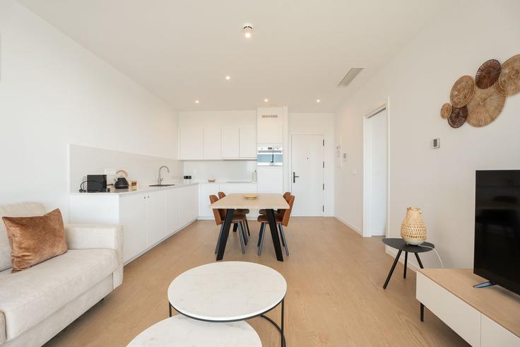 Elegante sala de estar con mobiliario moderno en un apartamento en Building Partida Torres Norte Urb - united-renters - 1346625 en La Vila Joiosa, La Vila Joiosa