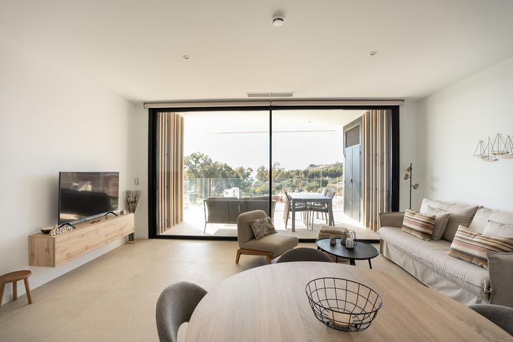 Elegante sala de estar con mobiliario moderno en un apartamento en Building Partida Torres Norte Urb - united-renters - 1346640 en La Vila Joiosa, La Vila Joiosa