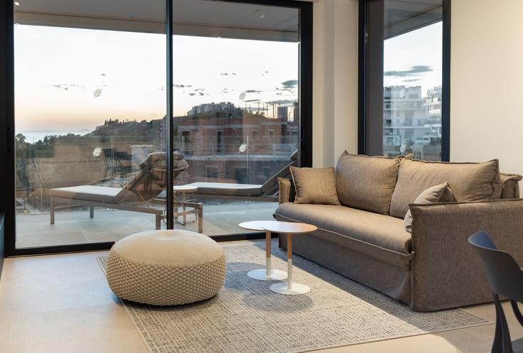 Elegante sala de estar con mobiliario moderno en un apartamento en Building Partida Torres Norte Urb - united-renters - 1346657 en La Vila Joiosa, La Vila Joiosa