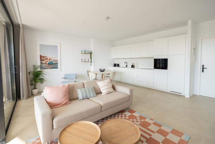 Elegante sala de estar con mobiliario moderno en un apartamento en Building Partida Torres Norte Urb - united-renters - 1346643 en La Vila Joiosa, La Vila Joiosa