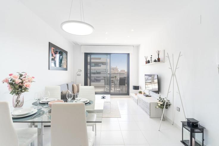 Elegant gestaltetes Wohnzimmer mit moderner Einrichtung in einer Wohnung im Building Carrer Bahia - united-renters - 1346646 in Arenals del Sol, Arenals del Sol