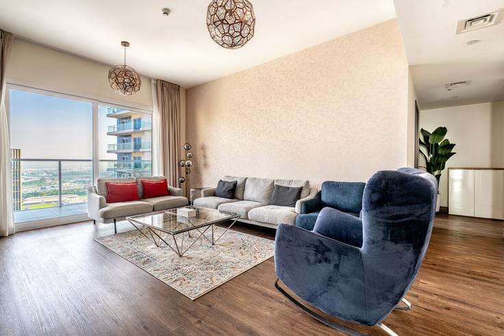 Sala de estar elegantemente projetada com móveis modernos em um apartamento no Building Tariaq Bedon Esm - unlock-holiday-homes - 1316312 em Business Bay, Dubai