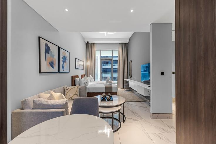 Elegante sala de estar con mobiliario moderno en un apartamento en Building Marasi Dr - unlock-holiday-homes - 1239689 - DXB en Business Bay, Dubai