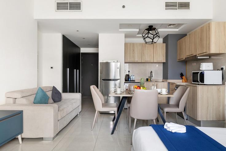 Elegante sala de estar con mobiliario moderno en un apartamento en Building Marasi Drive - unlock-holiday-homes - 1239678 - DXB en Business Bay, Dubai