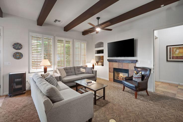 La Quinta, La Quinta에 위치한 Building Classic Drive - upon-arrival-hospitality - 1461262 유닛의 세련된 인테리어가 돋보이는 거실