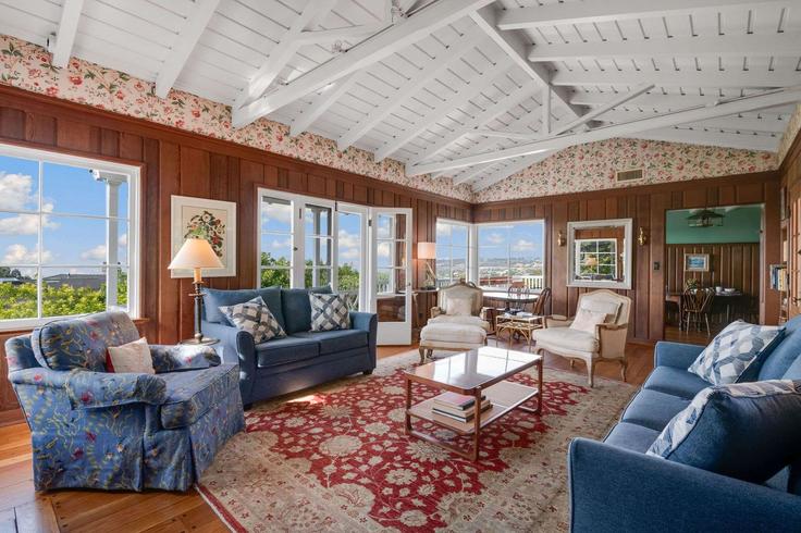 Elegant gestaltetes Wohnzimmer mit moderner Einrichtung in einer Wohnung im Building Castellana Road - upon-arrival-hospitality - 1461265 in San Diego, San Diego