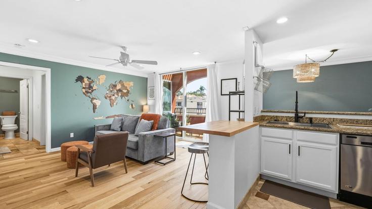 Sala de estar elegantemente projetada com móveis modernos em um apartamento no Building Turquoise Street - upon-arrival-hospitality - 1568497 em San Diego, San Diego Sala de estar elegantemente projetada com móveis modernos em um apartamento no Building Turquoise Street - upon-arrival-hospitality - 1568497 em San Diego, San Diego