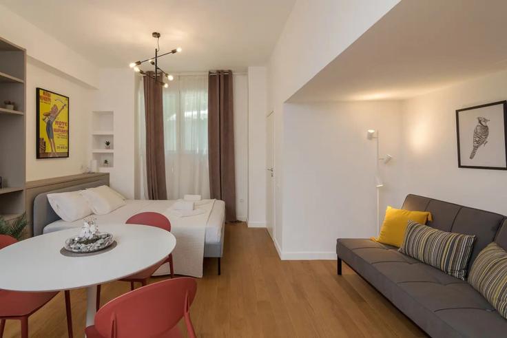Central Athens, Athens에 위치한 Building Neofitou Douka - upopsi - 1365839 유닛의 세련된 인테리어가 돋보이는 거실 Central Athens, Athens에 위치한 Building Neofitou Douka - upopsi - 1365839 유닛의 세련된 인테리어가 돋보이는 거실