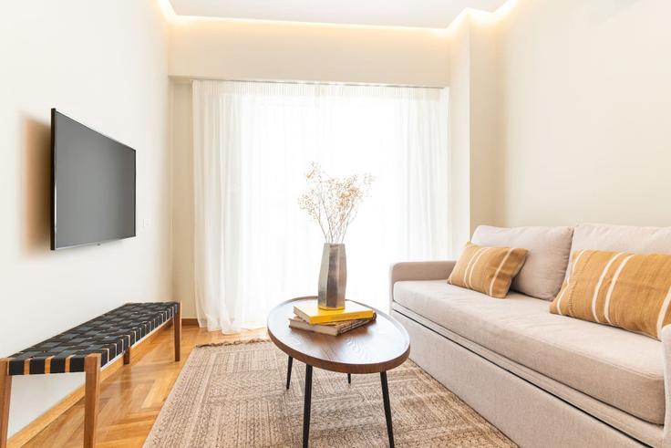 Building Monis Petraki - upopsi - 1365843 adresindeki bir dairede modern mobilyalarla zarif bir şekilde tasarlanmış oturma odası Central Athens, Athens Building Monis Petraki - upopsi - 1365843 adresindeki bir dairede modern mobilyalarla zarif bir şekilde tasarlanmış oturma odası Central Athens, Athens