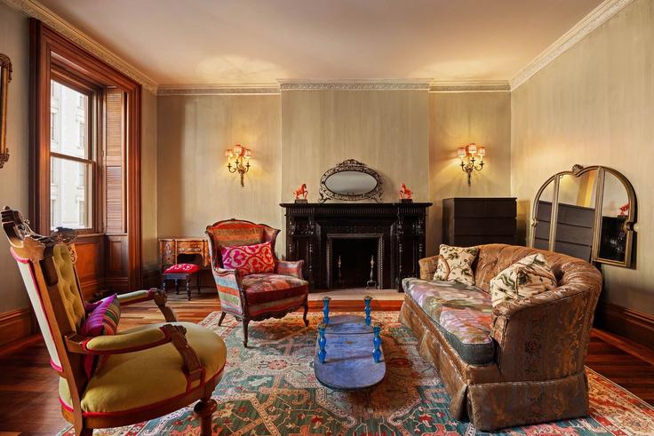 Sala de estar elegantemente projetada com móveis modernos em um apartamento no Building Irving Place - upstateish - 1511618 em Manhattan, New York