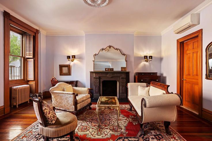 Salle de séjour élégante avec mobilier moderne dans un appartement à Building Irving Place - upstateish - 1509833 à Manhattan, New York Salle de séjour élégante avec mobilier moderne dans un appartement à Building Irving Place - upstateish - 1509833 à Manhattan, New York