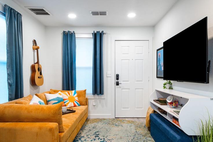Elegant gestaltetes Wohnzimmer mit moderner Einrichtung in einer Wohnung im Building Haskell Street - upstay - 1244656 in Austin, Austin