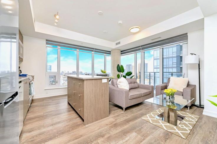 Building King Street West - upstay - 1244670 adresindeki bir dairede modern mobilyalarla zarif bir şekilde tasarlanmış oturma odası Forest Hill, Kitchener Building King Street West - upstay - 1244670 adresindeki bir dairede modern mobilyalarla zarif bir şekilde tasarlanmış oturma odası Forest Hill, Kitchener