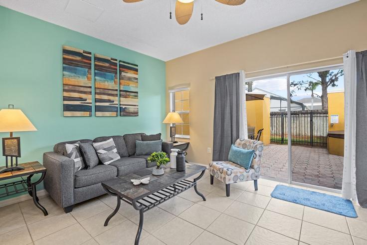 Building Pompano Beach Drive - upstay - 1337708 adresindeki bir dairede modern mobilyalarla zarif bir şekilde tasarlanmış oturma odası Kissimmee, Kissimmee Building Pompano Beach Drive - upstay - 1337708 adresindeki bir dairede modern mobilyalarla zarif bir şekilde tasarlanmış oturma odası Kissimmee, Kissimmee