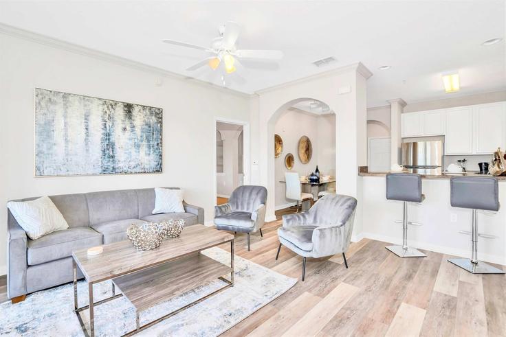 Elegante sala de estar con mobiliario moderno en un apartamento en Building Avalon Road - upstay - 1244707 - MCO en Four Corners, Four Corners