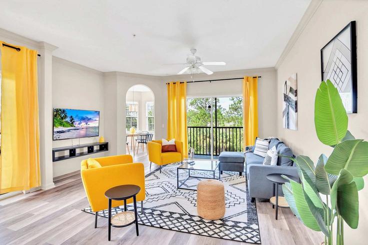 Sala de estar elegantemente projetada com móveis modernos em um apartamento no Building Avalon Road - upstay - 1244677 - MCO em Four Corners, Four Corners