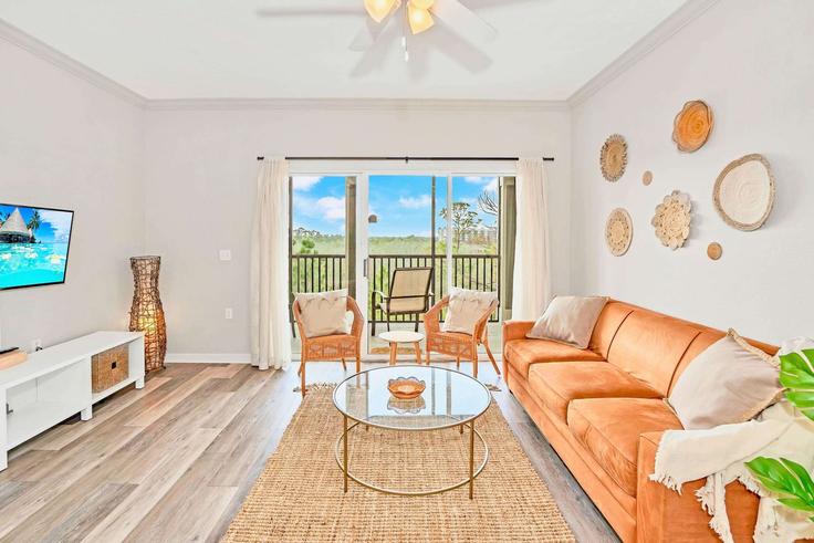 Sala de estar elegantemente projetada com móveis modernos em um apartamento no Building Avalon Road - upstay - 1244648 - MCO em Four Corners, Four Corners Sala de estar elegantemente projetada com móveis modernos em um apartamento no Building Avalon Road - upstay - 1244648 - MCO em Four Corners, Four Corners