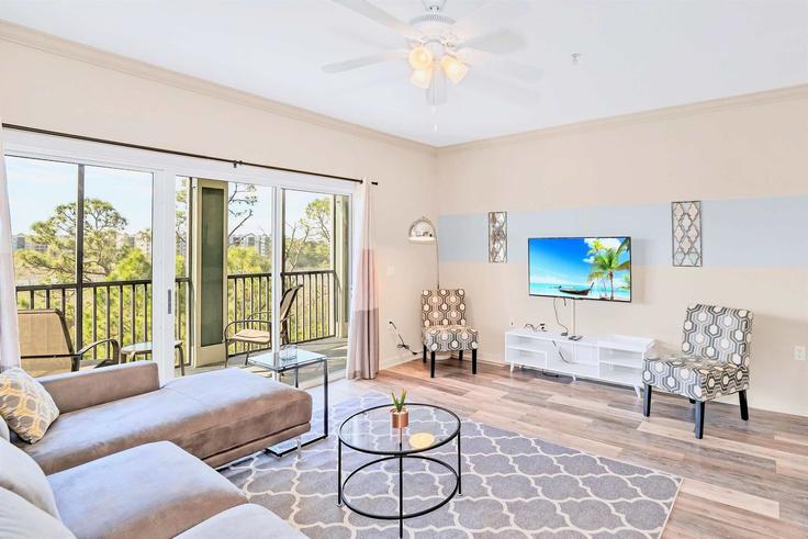 Elegante sala de estar con mobiliario moderno en un apartamento en Building Avalon Road - upstay - 1244738 - MCO en Four Corners, Four Corners