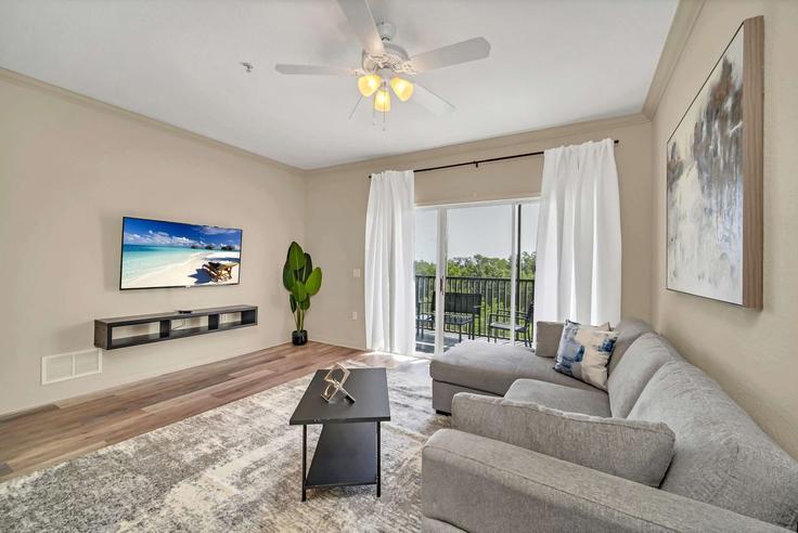 Elegante sala de estar con mobiliario moderno en un apartamento en Building Avalon Road - upstay - 1244685 - MCO en Four Corners, Four Corners