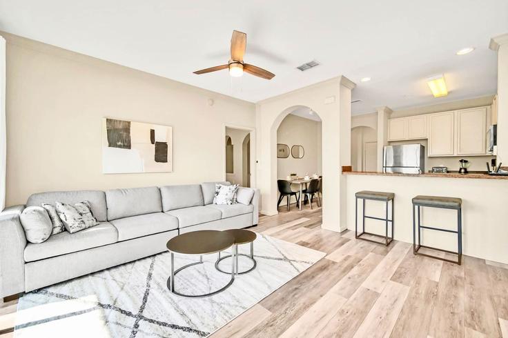 Elegante sala de estar con mobiliario moderno en un apartamento en Building Avalon Road - upstay - 1244652 - MCO en Four Corners, Four Corners