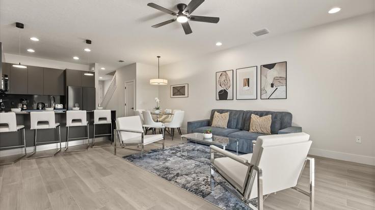 Elegant gestaltetes Wohnzimmer mit moderner Einrichtung in einer Wohnung im Building Serenidad Boulevard - upstay - 1340347 in Four Corners, Four Corners