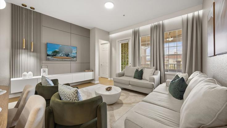 Building Shoreway Loop - upstay - 1244708 - MCO adresindeki bir dairede modern mobilyalarla zarif bir şekilde tasarlanmış oturma odası Orlando, Orlando
