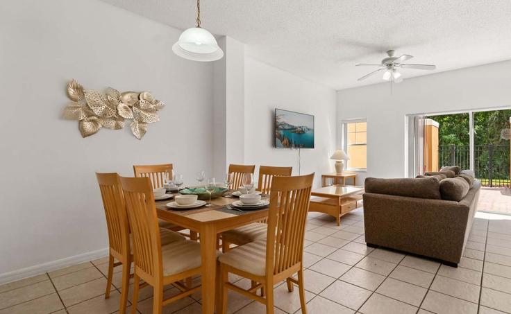 Elegante sala de estar con mobiliario moderno en un apartamento en Building Vero Beach Place - upstay - 1244713 - MCO en Kissimmee, Kissimmee Elegante sala de estar con mobiliario moderno en un apartamento en Building Vero Beach Place - upstay - 1244713 - MCO en Kissimmee, Kissimmee