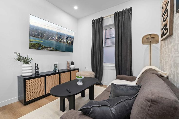 Building McCaul Street - upstay - 1389233 adresindeki bir dairede modern mobilyalarla zarif bir şekilde tasarlanmış oturma odası Old Toronto, Toronto