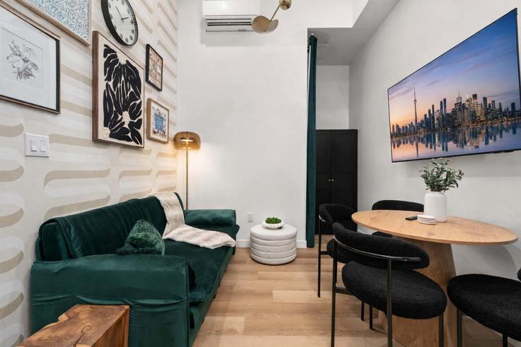 Building McCaul Street - upstay - 1389234 adresindeki bir dairede modern mobilyalarla zarif bir şekilde tasarlanmış oturma odası Old Toronto, Toronto