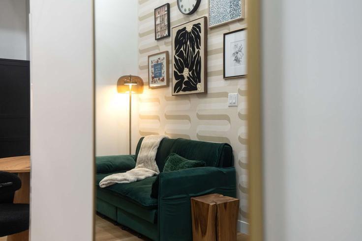 Elegant gestaltetes Wohnzimmer mit moderner Einrichtung in einer Wohnung im Building McCaul Street - upstay - 1389234 in Old Toronto, Toronto