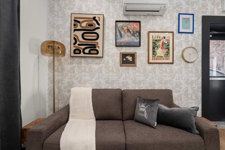 Elegant gestaltetes Wohnzimmer mit moderner Einrichtung in einer Wohnung im Building McCaul Street - upstay - 1389233 in Old Toronto, Toronto