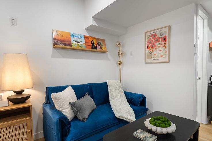 Elegant gestaltetes Wohnzimmer mit moderner Einrichtung in einer Wohnung im Building McCaul Street - upstay - 1389235 in Old Toronto, Toronto Elegant gestaltetes Wohnzimmer mit moderner Einrichtung in einer Wohnung im Building McCaul Street - upstay - 1389235 in Old Toronto, Toronto