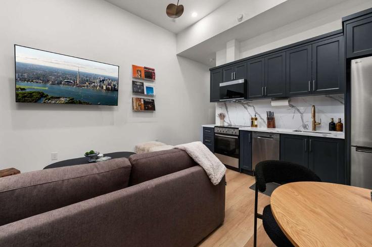 Elegante sala de estar con mobiliario moderno en un apartamento en Building McCaul Street - upstay - 1389231 en Old Toronto, Toronto