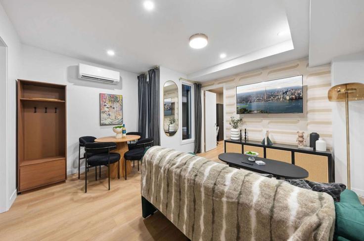 Elegant gestaltetes Wohnzimmer mit moderner Einrichtung in einer Wohnung im Building McCaul Street - upstay - 1389236 in Old Toronto, Toronto Elegant gestaltetes Wohnzimmer mit moderner Einrichtung in einer Wohnung im Building McCaul Street - upstay - 1389236 in Old Toronto, Toronto