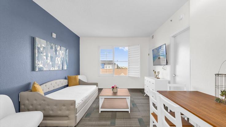 Sala de estar elegantemente projetada com móveis modernos em um apartamento no Building Canada Avenue - upstay - 1502700 em Orlando, Orlando