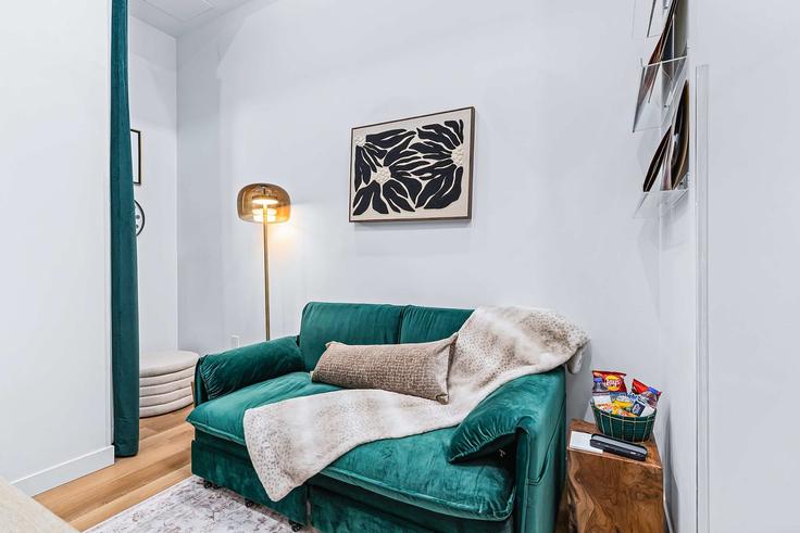 Elegant gestaltetes Wohnzimmer mit moderner Einrichtung in einer Wohnung im Building McCaul Street - upstay - 1389234 in Old Toronto, Toronto