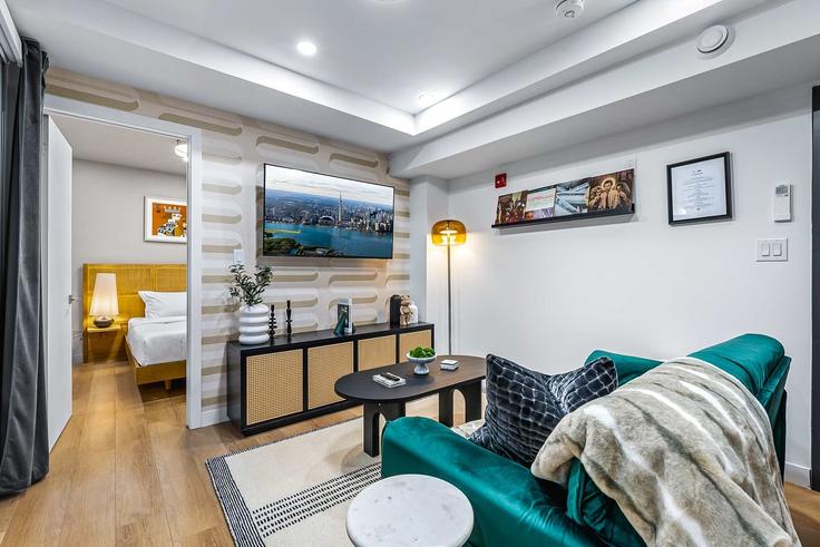 Elegant gestaltetes Wohnzimmer mit moderner Einrichtung in einer Wohnung im Building McCaul Street - upstay - 1389236 in Old Toronto, Toronto