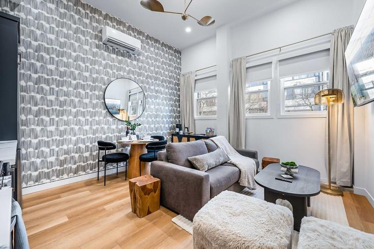 Elegant gestaltetes Wohnzimmer mit moderner Einrichtung in einer Wohnung im Building McCaul Street - upstay - 1389231 in Old Toronto, Toronto