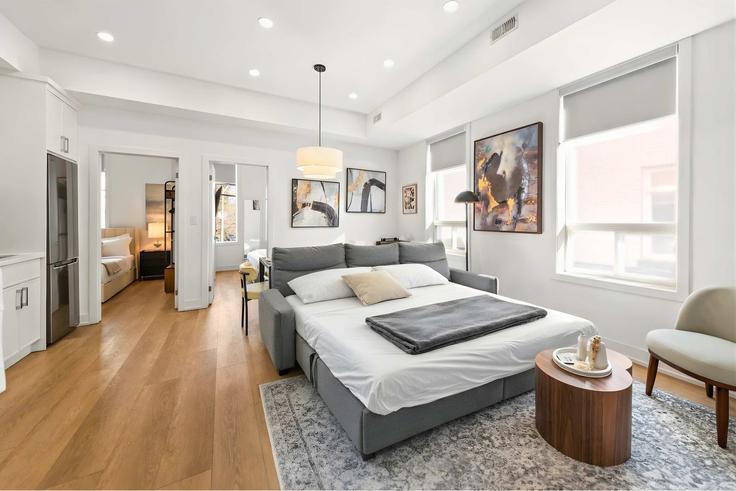 Elegante sala de estar con mobiliario moderno en un apartamento en Building McCaul Street - upstay - 1066569 - TOR en Old Toronto, Toronto