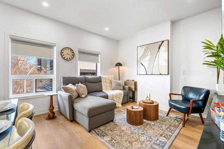 Toronto Old TorontoのBuilding McCaul Street - upstay - 1066570 - TORのアパートメントにある、モダンな家具を備えたエレガントなデザインのリビングルーム