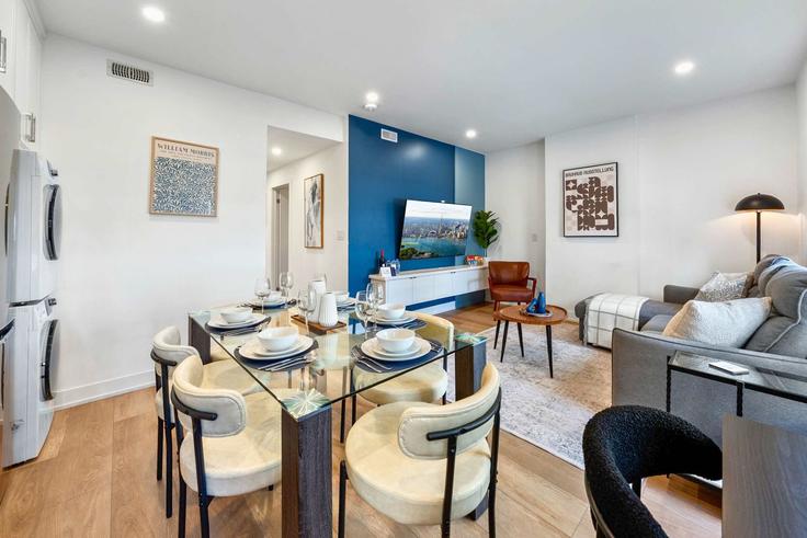 Elegant gestaltetes Wohnzimmer mit moderner Einrichtung in einer Wohnung im Building McCaul Street - upstay - 1066571 - TOR in Old Toronto, Toronto