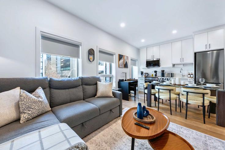 Salle de séjour élégante avec mobilier moderne dans un appartement à Building McCaul Street - upstay - 1066571 - TOR à Old Toronto, Toronto