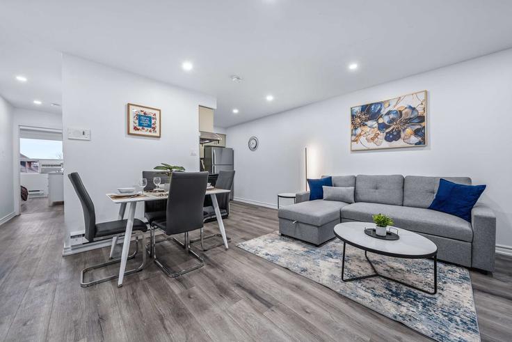 Salle de séjour élégante avec mobilier moderne dans un appartement à Building McCaul Street - upstay - 1514467 à Old Toronto, Toronto Salle de séjour élégante avec mobilier moderne dans un appartement à Building McCaul Street - upstay - 1514467 à Old Toronto, Toronto
