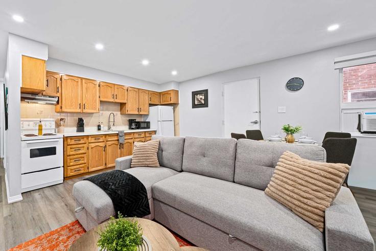 Old Toronto, Toronto에 위치한 Building McCaul Street - upstay - 1514466 유닛의 세련된 인테리어가 돋보이는 거실 Old Toronto, Toronto에 위치한 Building McCaul Street - upstay - 1514466 유닛의 세련된 인테리어가 돋보이는 거실