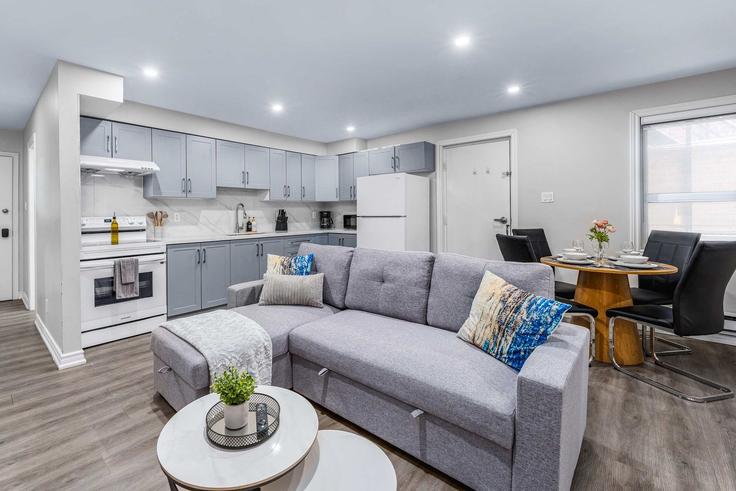 Sala de estar elegantemente projetada com móveis modernos em um apartamento no Building McCaul Street - upstay - 1514465 em Old Toronto, Toronto Sala de estar elegantemente projetada com móveis modernos em um apartamento no Building McCaul Street - upstay - 1514465 em Old Toronto, Toronto