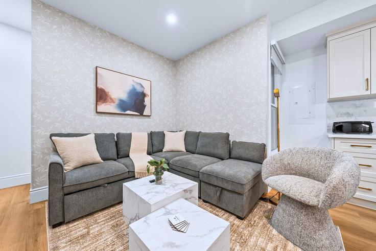 Building Gerrard Street East - upstay - 1557629 adresindeki bir dairede modern mobilyalarla zarif bir şekilde tasarlanmış oturma odası Old Toronto, Toronto Building Gerrard Street East - upstay - 1557629 adresindeki bir dairede modern mobilyalarla zarif bir şekilde tasarlanmış oturma odası Old Toronto, Toronto