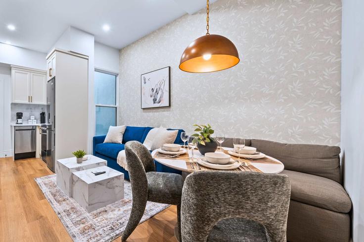 Elegante sala de estar con mobiliario moderno en un apartamento en Building Gerrard Street East - upstay - 1557633 en Old Toronto, Toronto