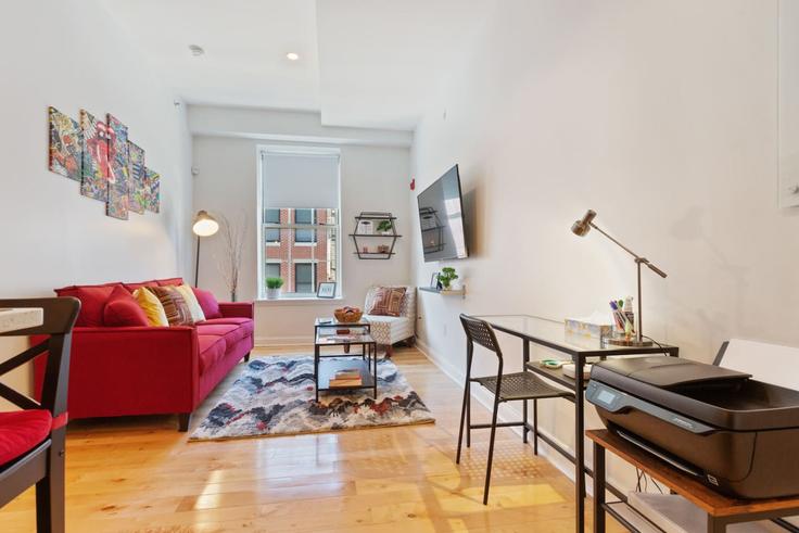 Elegant gestaltetes Wohnzimmer mit moderner Einrichtung in einer Wohnung im Building 248 Market Street 3R - urban-home-stays - 1289449 - USA in Philadelphia, Philadelphia